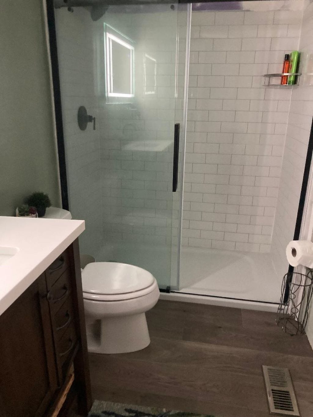 Douche, serviettes fournies, savon, papier toilette
