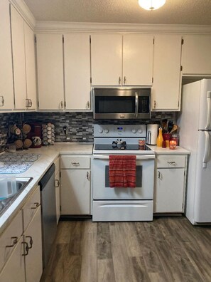 Private kitchen - Cute 2-bedroom cottage in Oak Island only minutes from the beach (Oak Island)