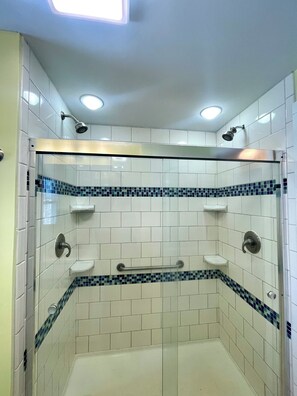 Dusche, Handtücher, Seife, Toilettenpapier