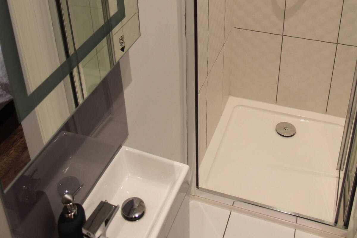 Room, 1 Bedroom | Bathroom