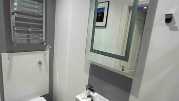Room, 1 Bedroom | Bathroom