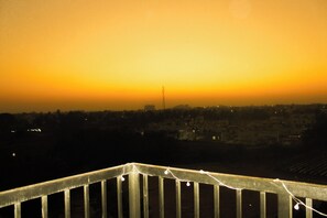 Property grounds - Charming 2-bedroom apartment in vibrant Bengaluru neighbourhood (Bengaluru)