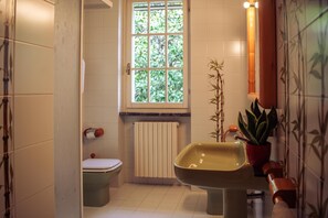 Shower, hair dryer, bidet, towels - Villa Mary, private swimming pool, big garden, AC, 5 minuts to the beach (Solarolo)