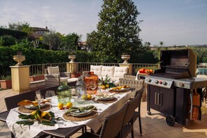 Outdoor dining - Villa Mary, private swimming pool, big garden, AC, 5 minuts to the beach (Solarolo)