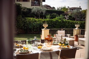 Outdoor dining - Villa Mary, private swimming pool, big garden, AC, 5 minuts to the beach (Solarolo)