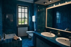 Shower, hair dryer, bidet, towels - Villa Mary, private swimming pool, big garden, AC, 5 minuts to the beach (Solarolo)