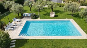Outdoor pool - Villa Mary, private swimming pool, big garden, AC, 5 minuts to the beach (Solarolo)