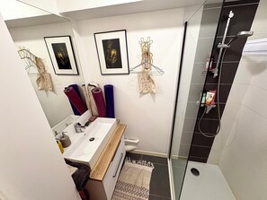 Shower, hair dryer, towels - Family apartment with terrace and view of Nantes (Nantes)