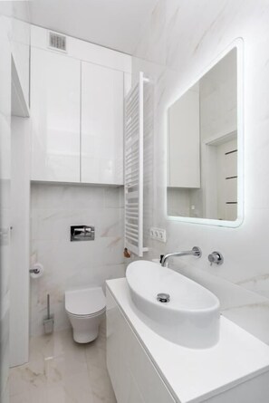 Deluxe Studio, Balcony, Courtyard View | Bathroom - Malila Apartments Starowiślna 28 (Kraków)
