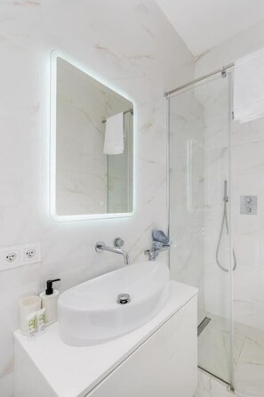 Deluxe Studio, Balcony, Courtyard View | Bathroom - Malila Apartments Starowiślna 28 (Kraków)