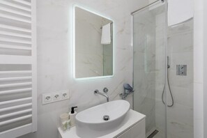 Deluxe Studio, Balcony, Courtyard View | Bathroom - Malila Apartments Starowiślna 28 (Kraków)