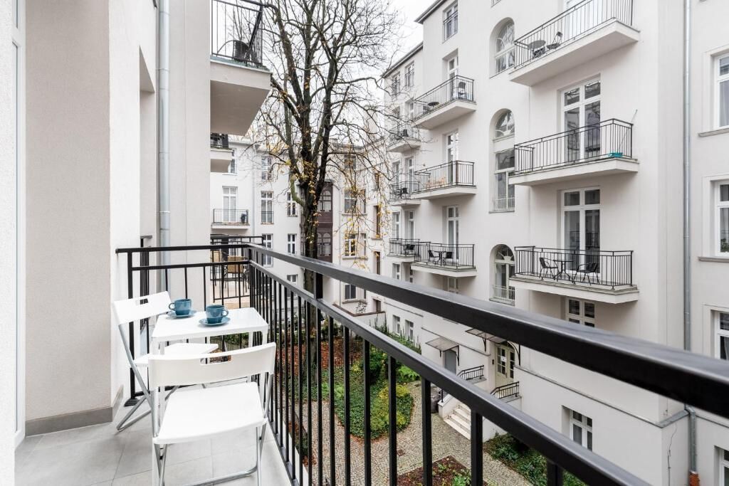 Studio Deluks, balkon, pemandangan halaman | Tempat makan outdoor