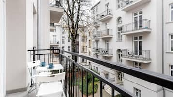 Studio Deluks, balkon, pemandangan halaman | Tempat makan outdoor