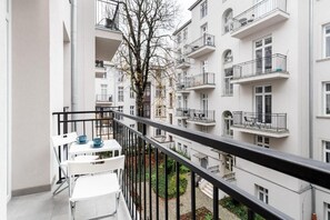 Studio Deluks, balkon, pemandangan halaman | Tempat makan outdoor