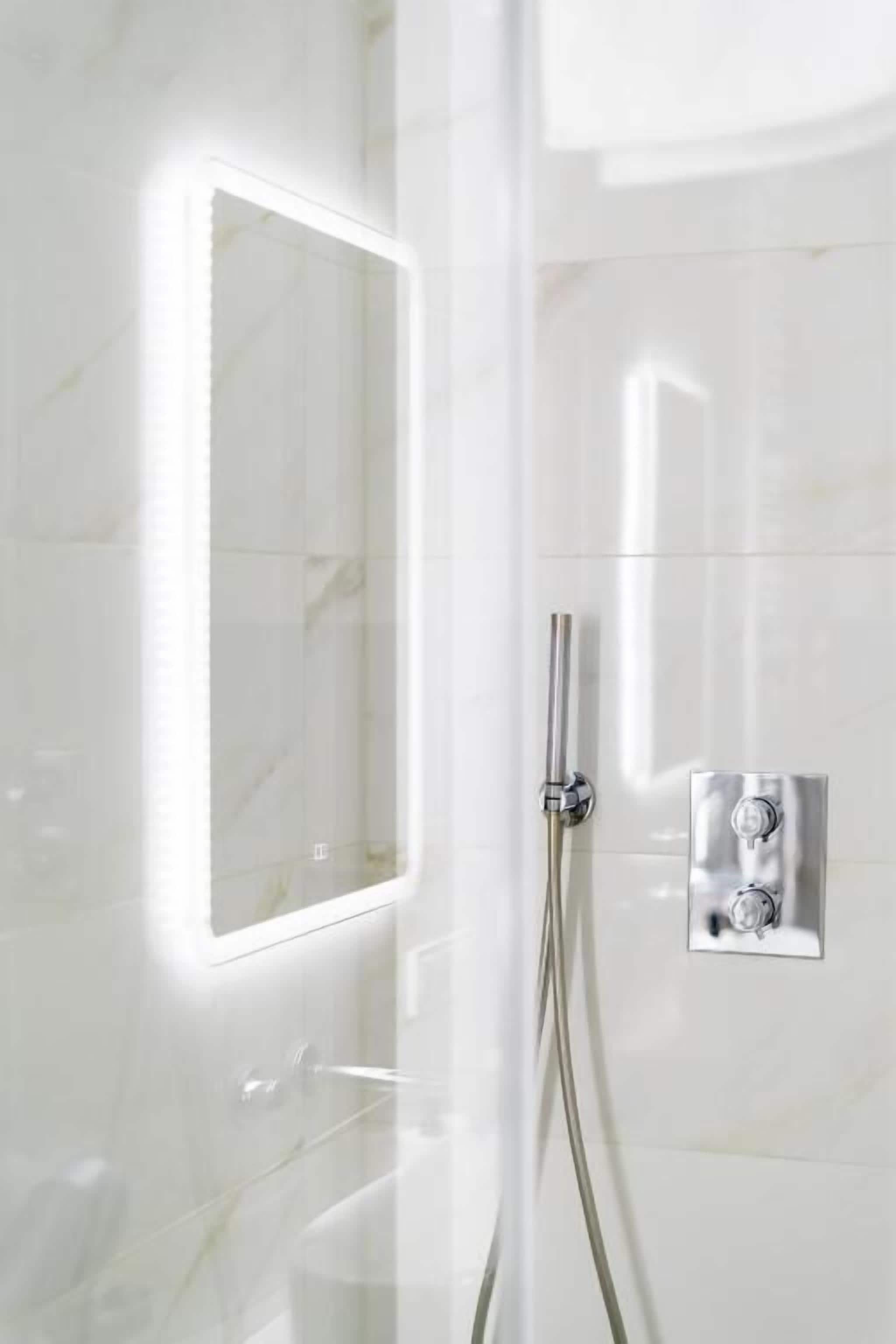 Deluxe Studio, Balcony, Courtyard View | Bathroom