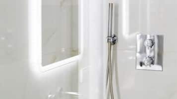 Estudio Deluxe, balcón, vistas al patio | Baño
