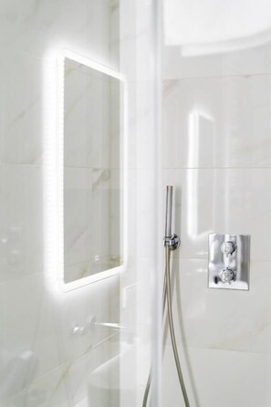 Deluxe Studio, Balcony, Courtyard View | Bathroom - Malila Apartments Starowiślna 28 (Kraków)