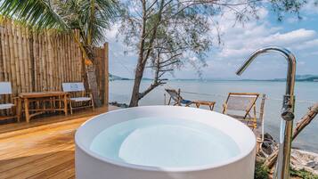 Villa, balcon, vue mer | Bain à remous extérieur