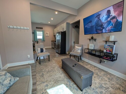 Cozy 4BR with Porch, King Bed Near Mercedez Benz & Downtown, Pet Friendly
