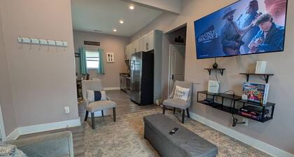 Cozy 4BR with Porch, King Bed Near Mercedez Benz & Downtown, Pet Friendly