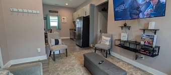 Cozy 4BR with Porch, King Bed Near Mercedez Benz & Downtown, Pet Friendly
