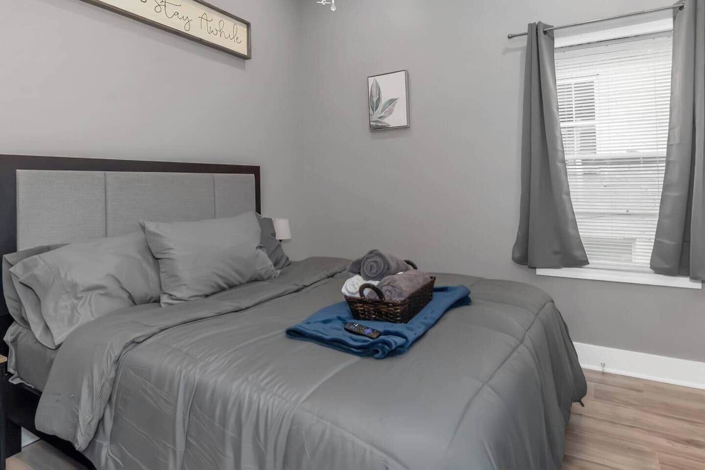 4 bedrooms, iron/ironing board, WiFi, bed sheets