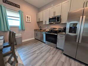 Fridge, microwave, oven, stovetop - FIFA Ready 4BR ATL-10 mins to Mercedes Benz - Pets (Atlanta)