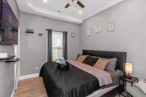 4 habitaciones, tabla de planchar con plancha, wifi y ropa de cama 