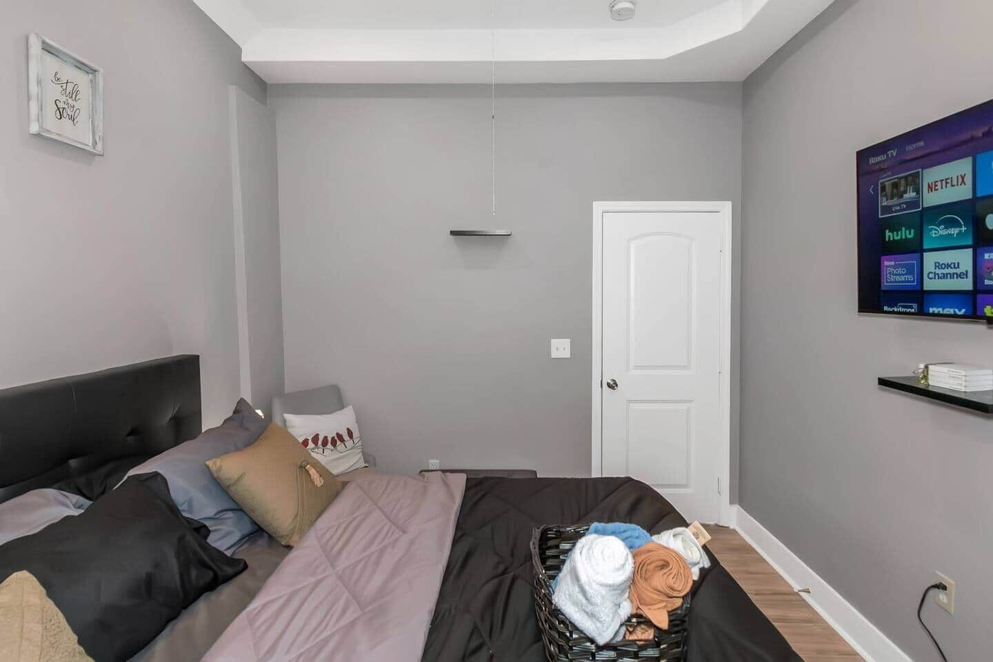 4 bedrooms, iron/ironing board, WiFi, bed sheets