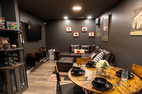 Restaurantes. Stylish 4BR Haven Near AUC and Downtown ATL