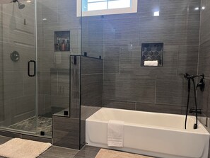 Haartrockner, Handtücher, Seife, Shampoo