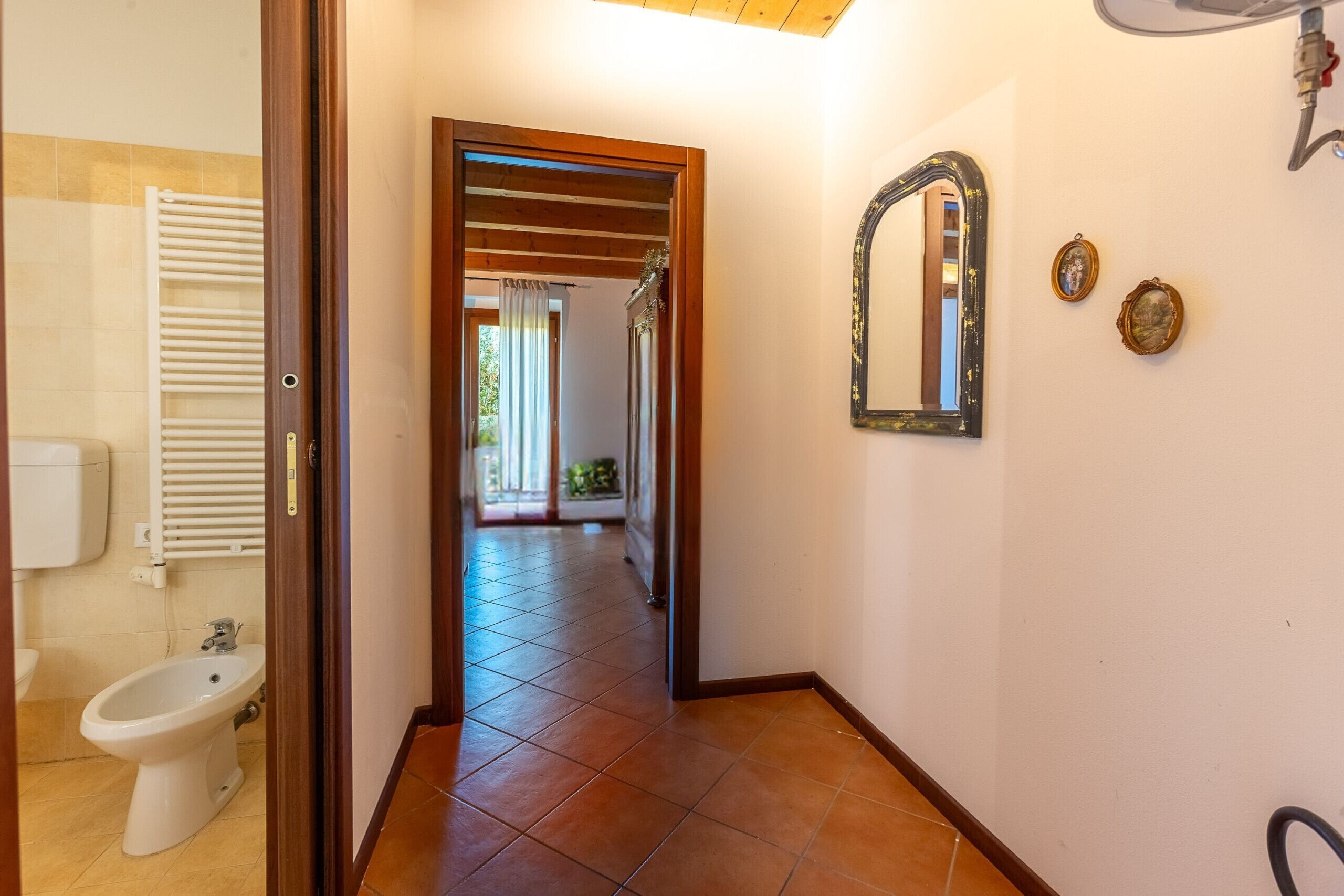 Douche, bidet, serviettes fournies