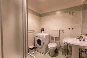 Shower, bidet, towels - Apartment Experia - Golf & Pool (Castelnuovo del Garda)
