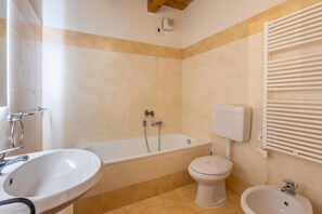 Shower, bidet, towels - Apartment Experia - Golf & Pool (Castelnuovo del Garda)