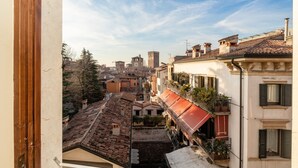 A view of a cityscape with buildings, a tower, and a clear sky. - Scaligero Rooms Ida - Tosca - Rigoletto (Verona)