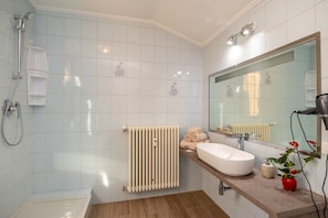 Shower, hair dryer, bidet, towels - Scaligero Rooms Romeo (Verona)