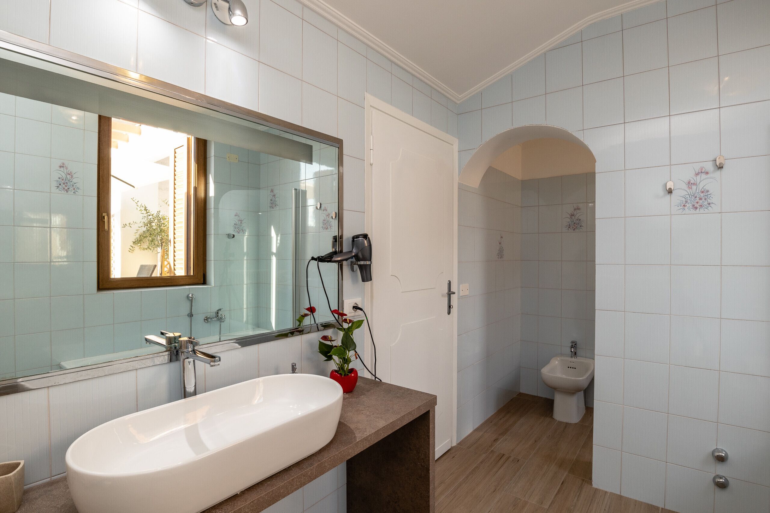 Douche, sèche-cheveux, bidet, serviettes fournies