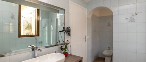 Douche, sĂšche-cheveux, bidet, serviettes fournies