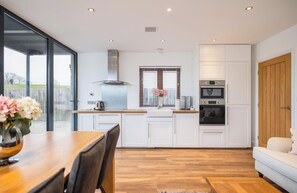 Microwave, oven, dishwasher, coffee/tea maker
