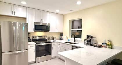 New Townhome w/ comfy King Bed