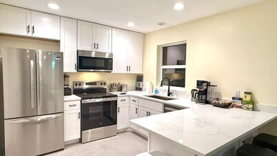 New Townhome w/ comfy King Bed