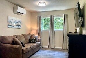 Living area - Entire Farmhouse - Great for Longer Stays (Springfield)