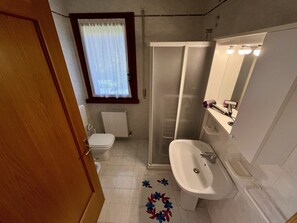 Bathroom - Vrbo Property (Roana)