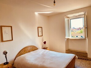 1 bedroom, WiFi, bed sheets - Five minutes from the sea. Very bright with east south west windows Art and Design (Livorno)