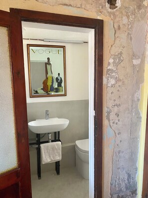 Hair dryer, towels, soap, toilet paper - Five minutes from the sea. Very bright with east south west windows Art and Design (Livorno)
