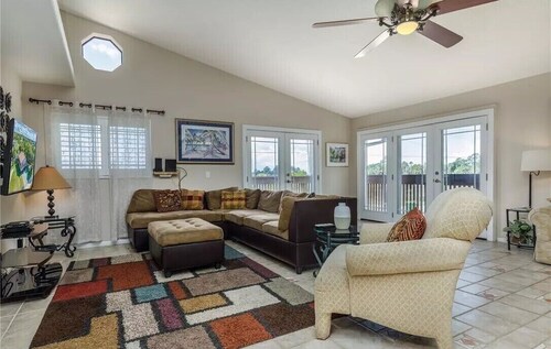 Quiet 2-bedrm 2 bath waterfront home w Kayaks/dock in peaceful Crystal River