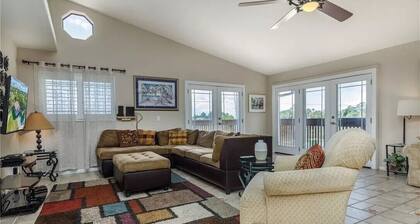 Quiet 2-bedrm 2 bath waterfront home w Kayaks/dock in peaceful Crystal River