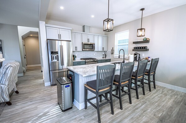 Private kitchen - May The Beach Be With You - Oyhut Bay Seaside Resort (Ocean Shores)