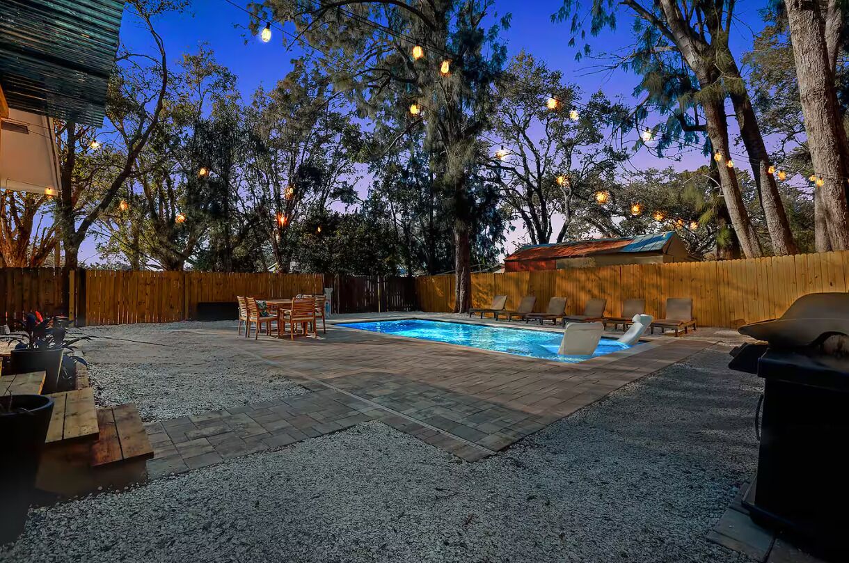 Una piscina al aire libre, una piscina climatizada