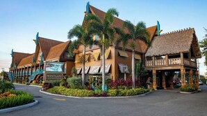 Un resort con un edificio centrale, una zona coperta e un cartello che indica 'Westgate Cocoa Beach Resort'.